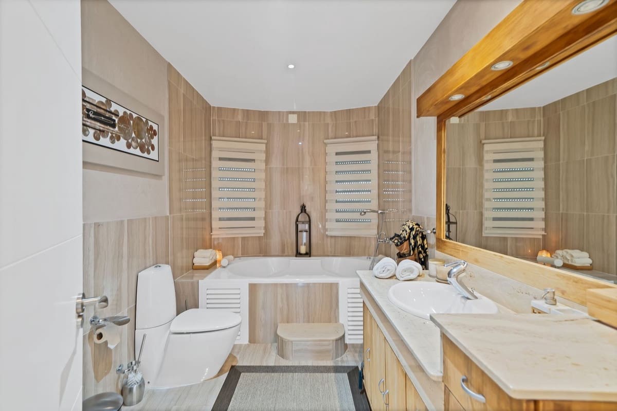 3 soveværelse Villa til salg i Estepona med garage - € 1.150.000 (Ref: 9524859)