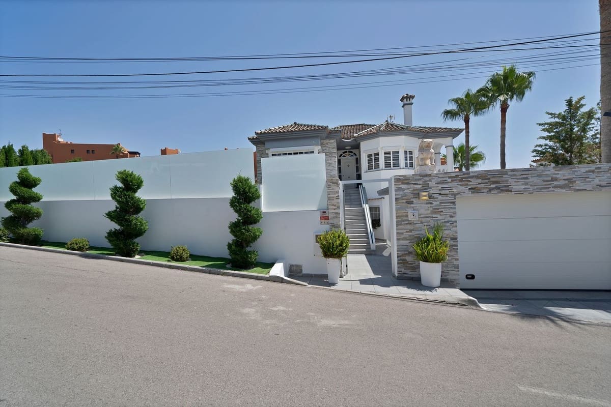 3 soveværelse Villa til salg i Estepona med garage - € 1.150.000 (Ref: 9524859)