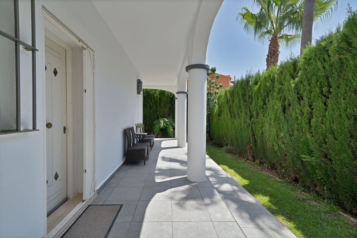 3 soveværelse Villa til salg i Estepona med garage - € 1.150.000 (Ref: 9524859)