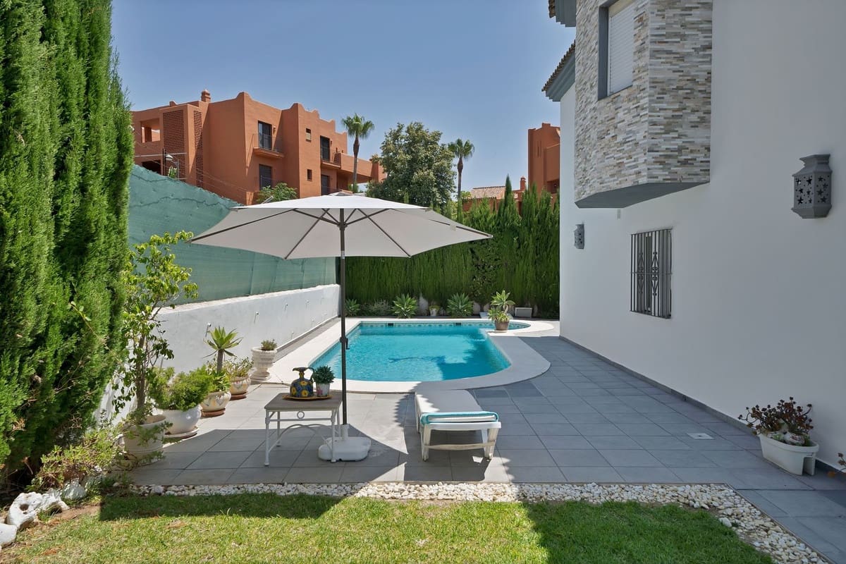 3 soveværelse Villa til salg i Estepona med garage - € 1.150.000 (Ref: 9524859)