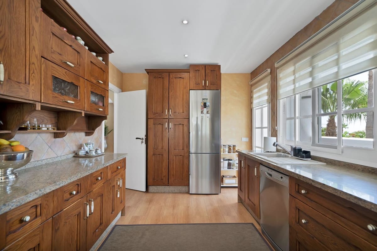 3 soverom Villa til salgs i Estepona med garasje - € 1 150 000 (Ref: 9524859)