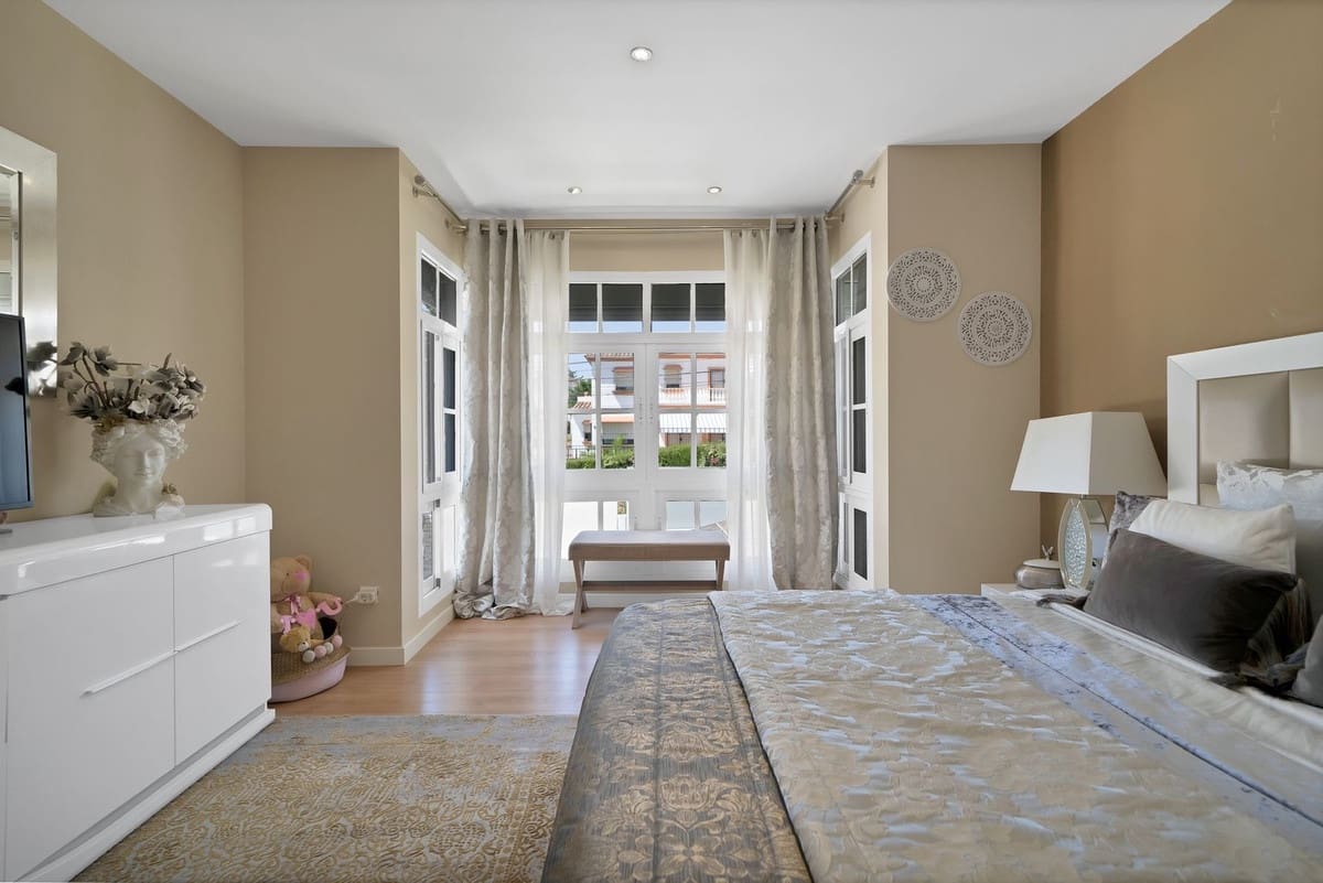 3 soverom Villa til salgs i Estepona med garasje - € 1 150 000 (Ref: 9524859)