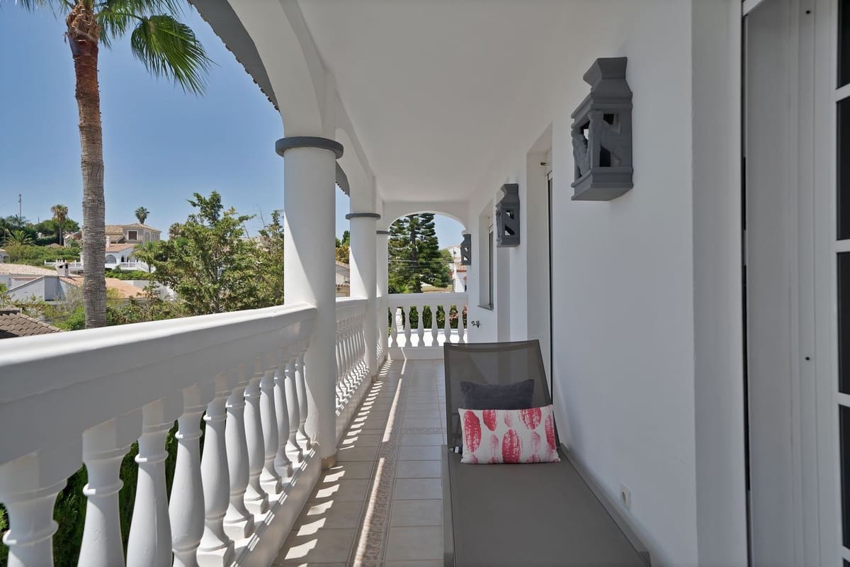 3 bedroom Villa for sale in Estepona with garage - € 1,150,000 (Ref: 9524859)