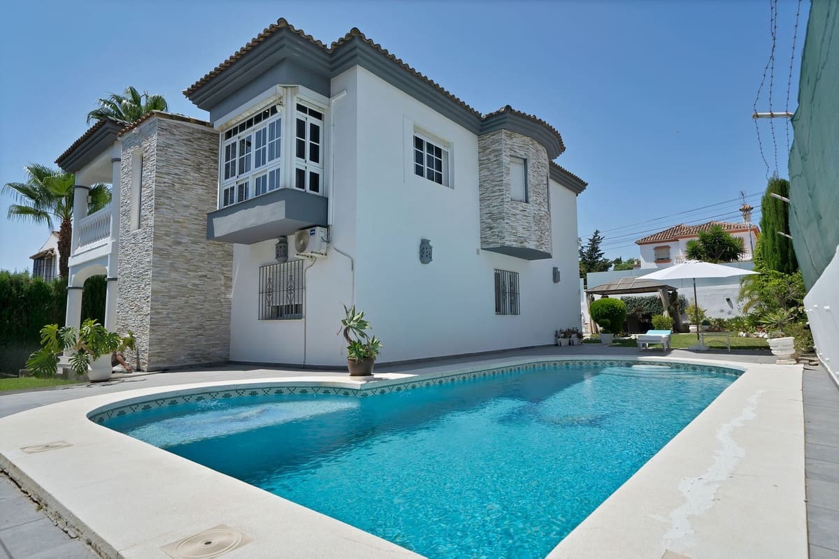 3 bedroom Villa for sale in Estepona with garage - € 1,150,000 (Ref: 9524859)