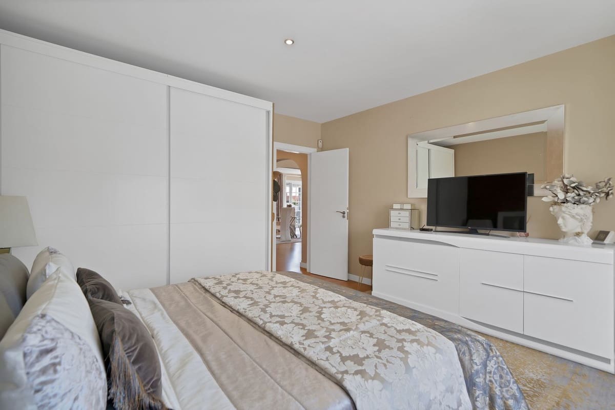 3 bedroom Villa for sale in Estepona with garage - € 1,150,000 (Ref: 9524859)