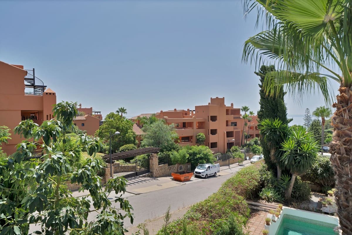 3 bedroom Villa for sale in Estepona with garage - € 1,150,000 (Ref: 9524859)