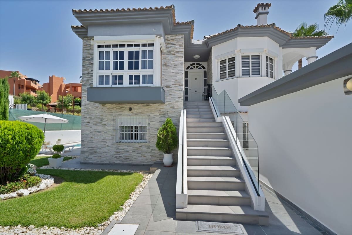 3 bedroom Villa for sale in Estepona with garage - € 1,150,000 (Ref: 9524859)
