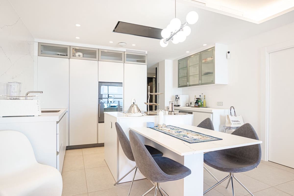 Apartamento de 2 habitaciones en Estepona en venta - 1.295.000 € (Ref: 9524863)