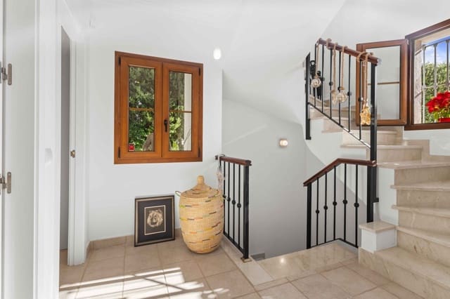 4 soveværelse Villa til salg i New Golden Mile, Estepona med garage - € 1.299.000 (Ref: 9524865)