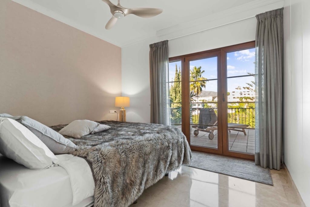4 bedroom Villa for sale in New Golden Mile with garage - € 1,199,000 (Ref: 9524865)
