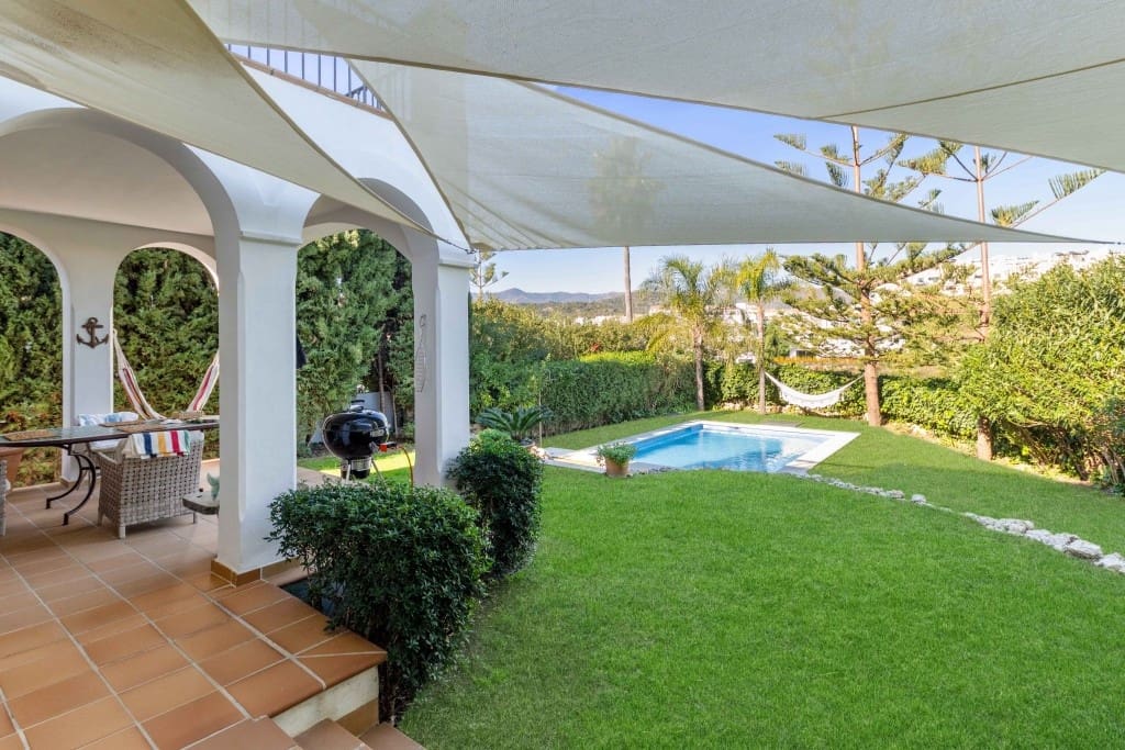 4 bedroom Villa for sale in New Golden Mile with garage - € 1,199,000 (Ref: 9524865)