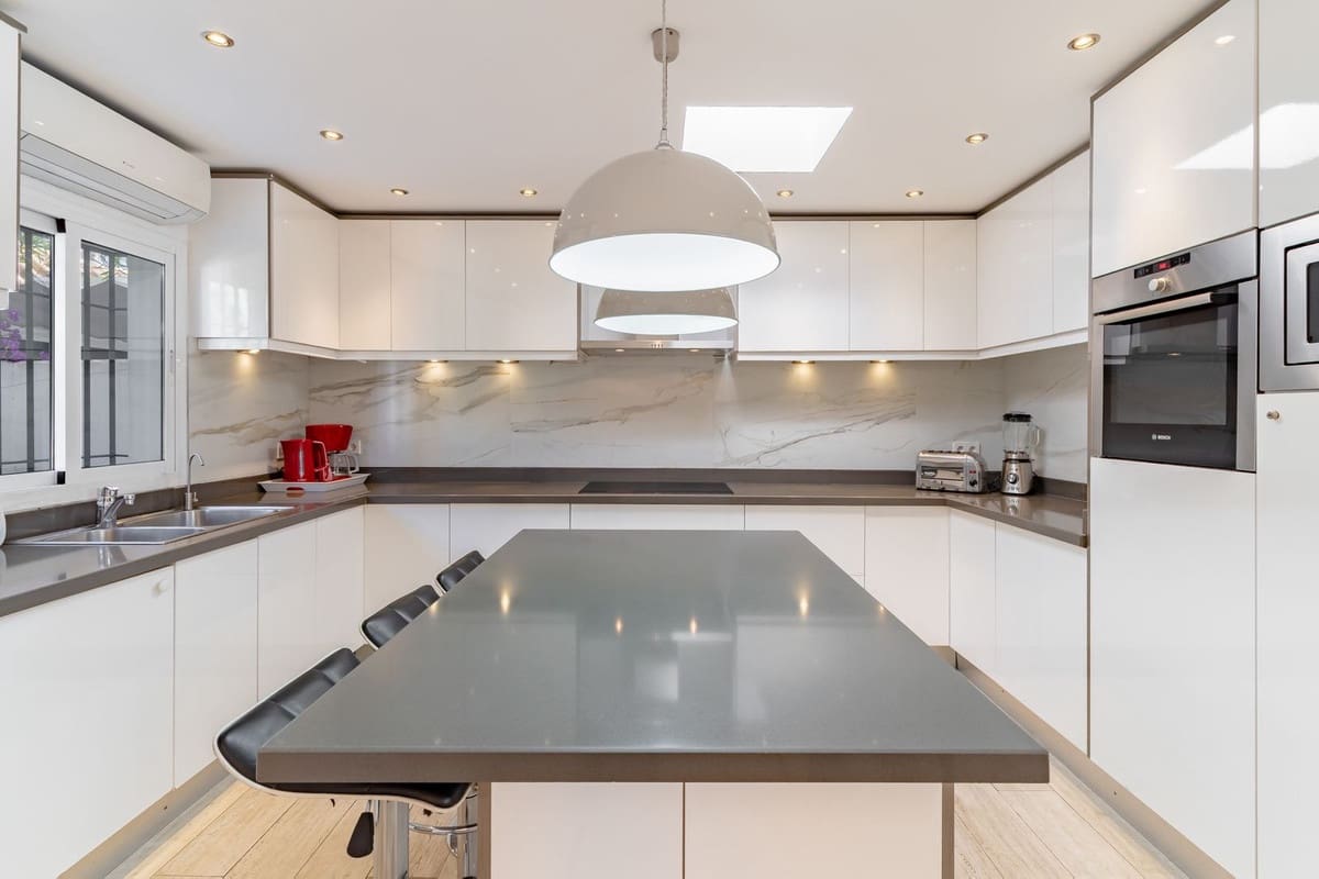 5 soveværelse Villa til salg i Estepona med garage - € 1.295.000 (Ref: 9524867)