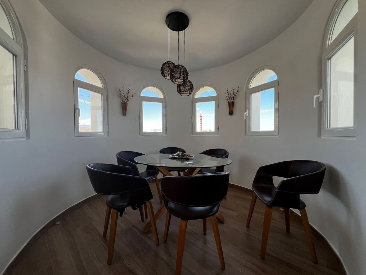 4 soveværelse Villa til salg i Estepona med garage - € 1.250.000 (Ref: 9524869)