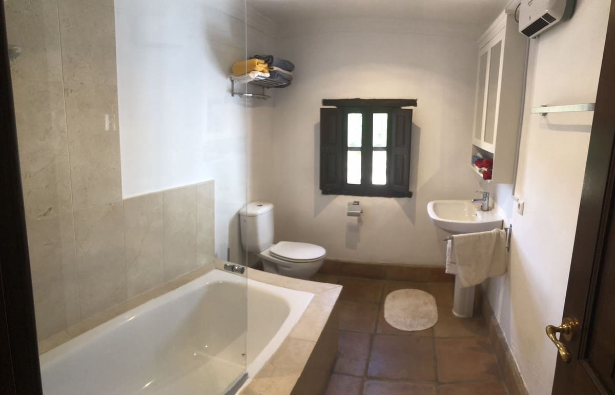 4 bedroom Villa for sale in New Golden Mile - € 1,495,000 (Ref: 9524870)