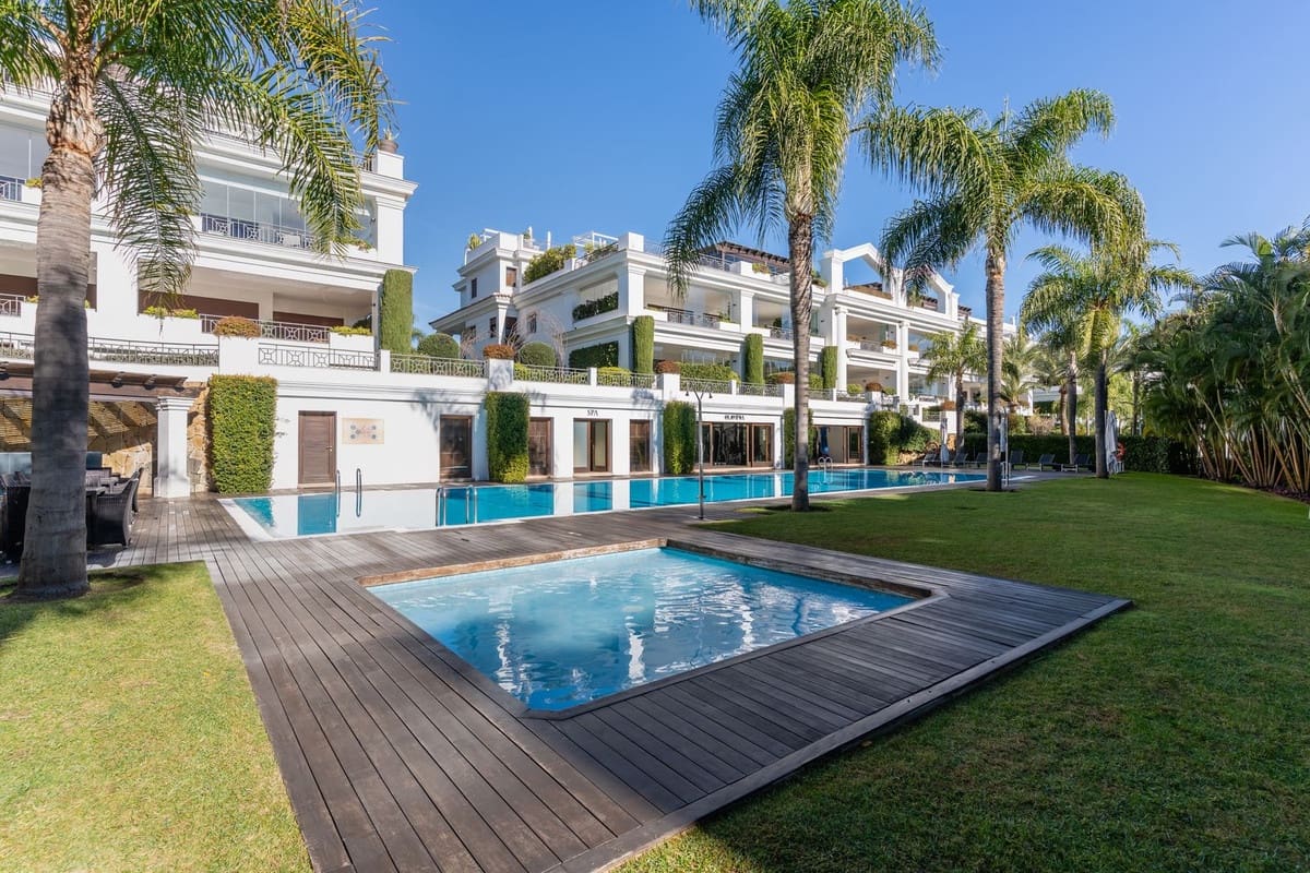Apartamento de 2 habitaciones en Estepona en venta con garaje - 1.400.000 € (Ref: 9524872)
