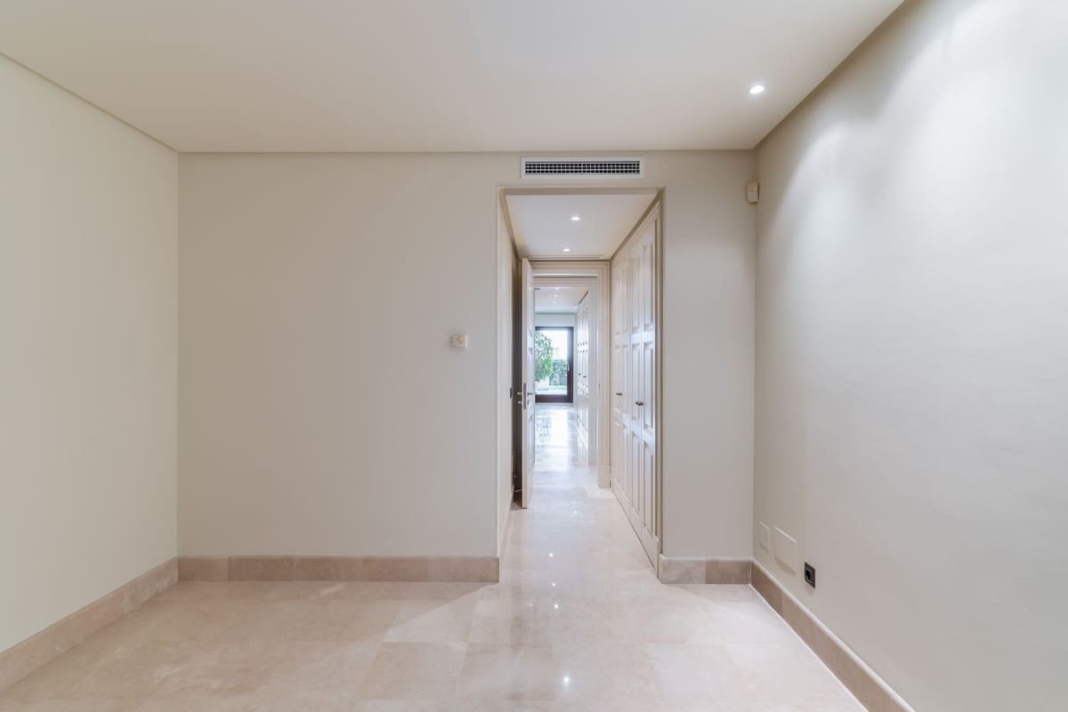 2 sovrum Lägenhet till salu i Estepona med garage - 1 300 000 € (Ref: 9524872)