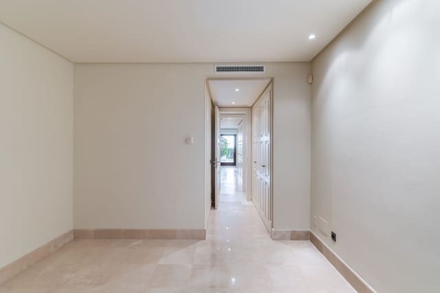 2 Zimmer Apartment zu verkaufen in Estepona mit Garage - 1.300.000 € (Ref: 9524872)