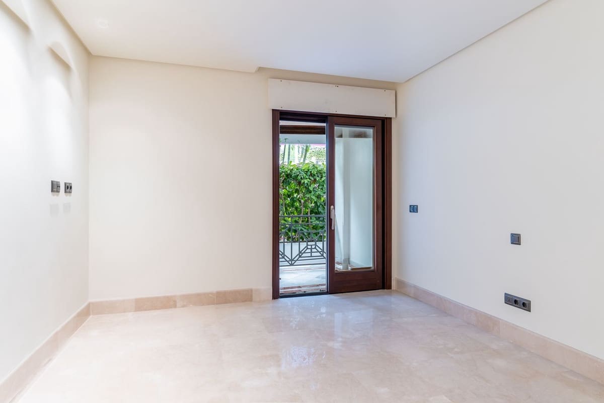 2 sovrum Lägenhet till salu i Estepona med garage - 1 300 000 € (Ref: 9524872)