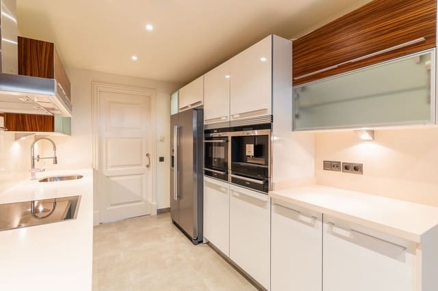 2 Zimmer Apartment zu verkaufen in Estepona mit Garage - 1.300.000 € (Ref: 9524872)