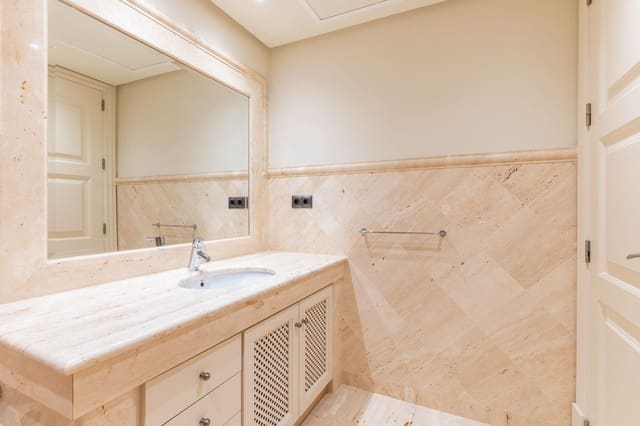 2 Zimmer Apartment zu verkaufen in Estepona mit Garage - 1.300.000 € (Ref: 9524872)
