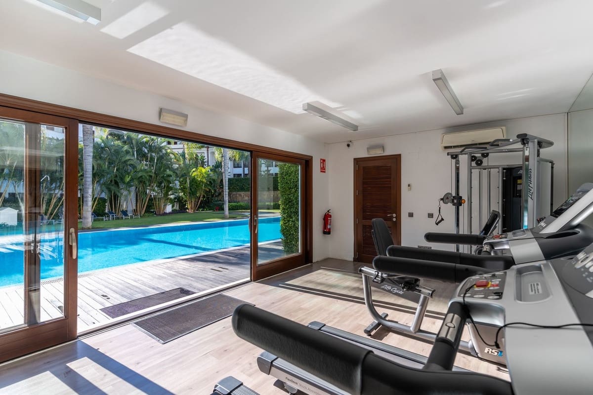 2 sovrum Lägenhet till salu i Estepona med garage - 1 300 000 € (Ref: 9524872)