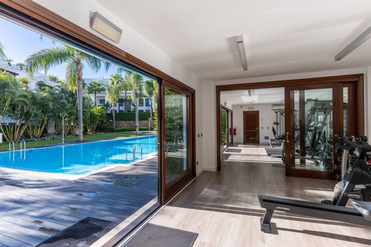 2 sovrum Lägenhet till salu i Estepona med garage - 1 300 000 € (Ref: 9524872)