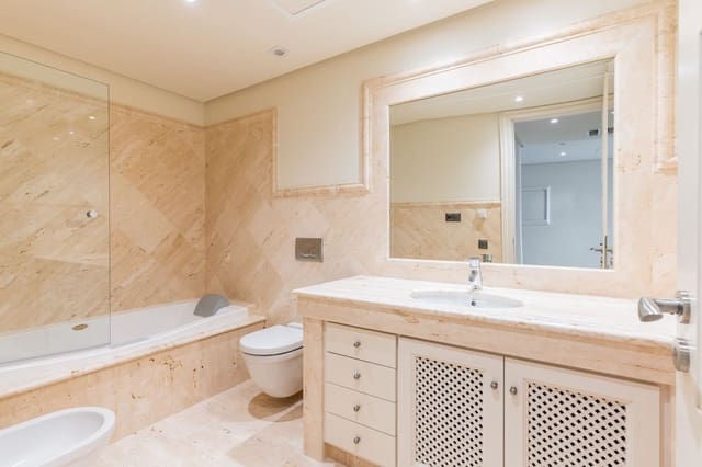 2 Zimmer Apartment zu verkaufen in Estepona mit Garage - 1.300.000 € (Ref: 9524872)