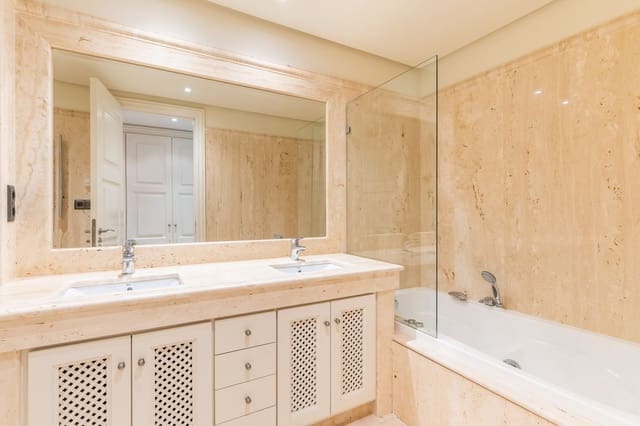 2 Zimmer Apartment zu verkaufen in Estepona mit Garage - 1.300.000 € (Ref: 9524872)