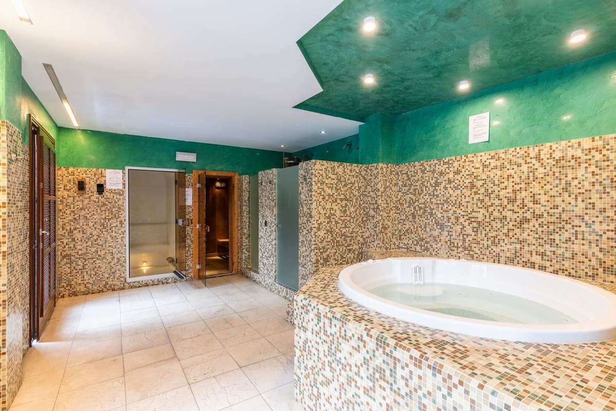 2 sovrum Lägenhet till salu i Estepona med garage - 1 300 000 € (Ref: 9524872)