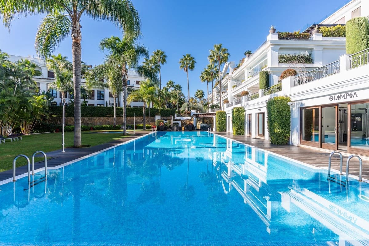 2 sovrum Lägenhet till salu i Estepona med garage - 1 300 000 € (Ref: 9524872)