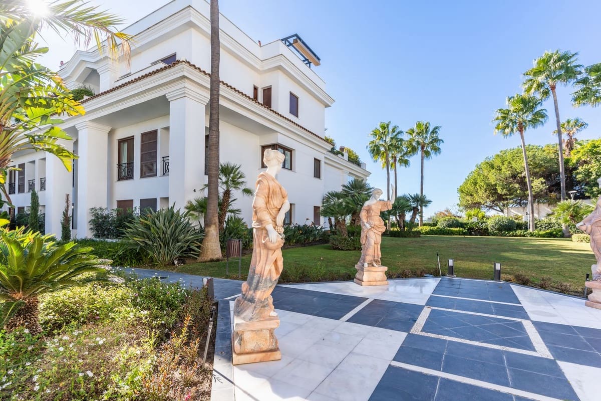 2 sovrum Lägenhet till salu i Estepona med garage - 1 300 000 € (Ref: 9524872)