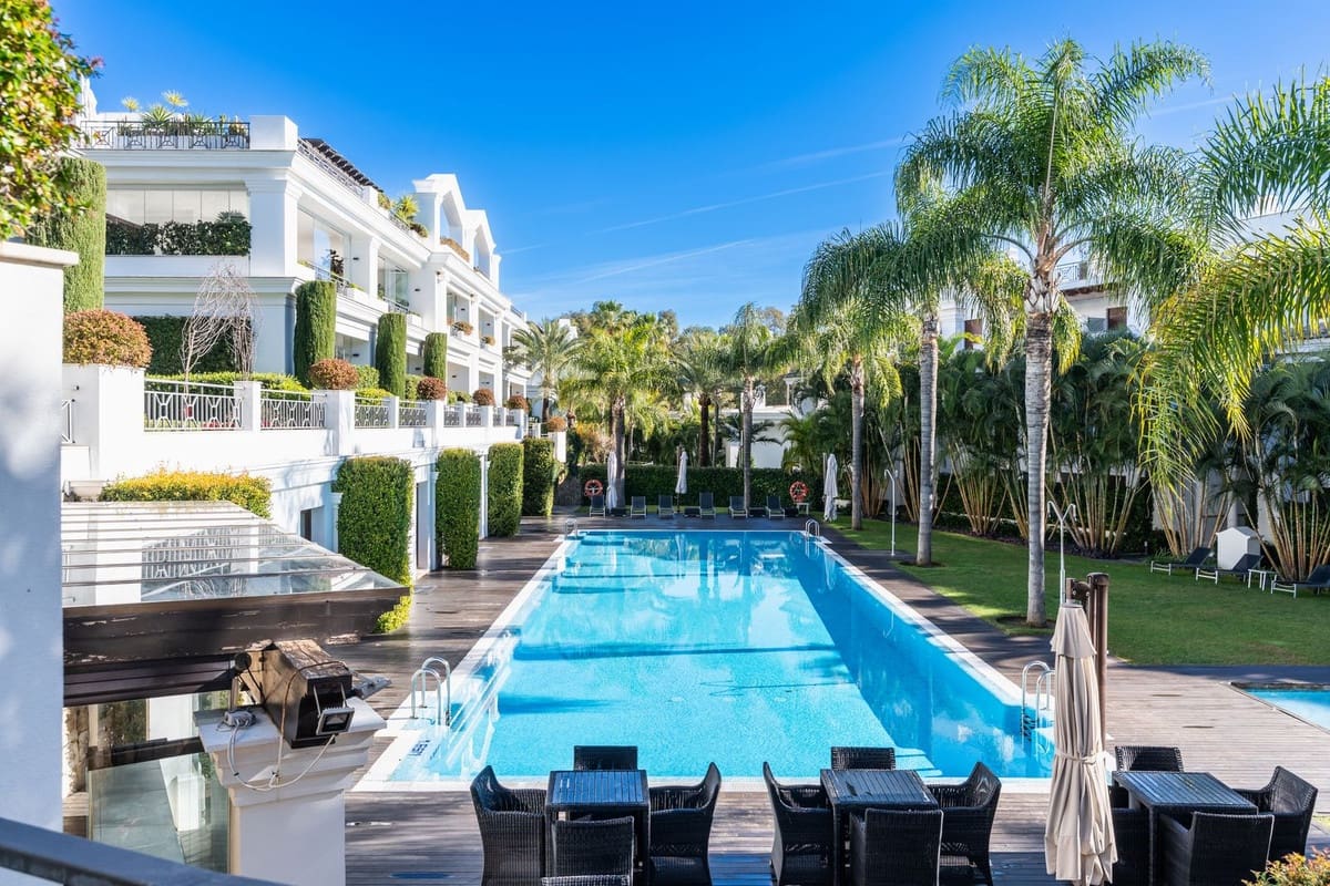 2 sovrum Lägenhet till salu i Estepona med garage - 1 300 000 € (Ref: 9524872)