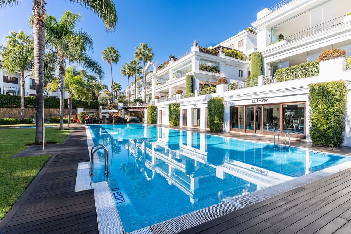 2 sovrum Lägenhet till salu i Estepona med garage - 1 300 000 € (Ref: 9524872)