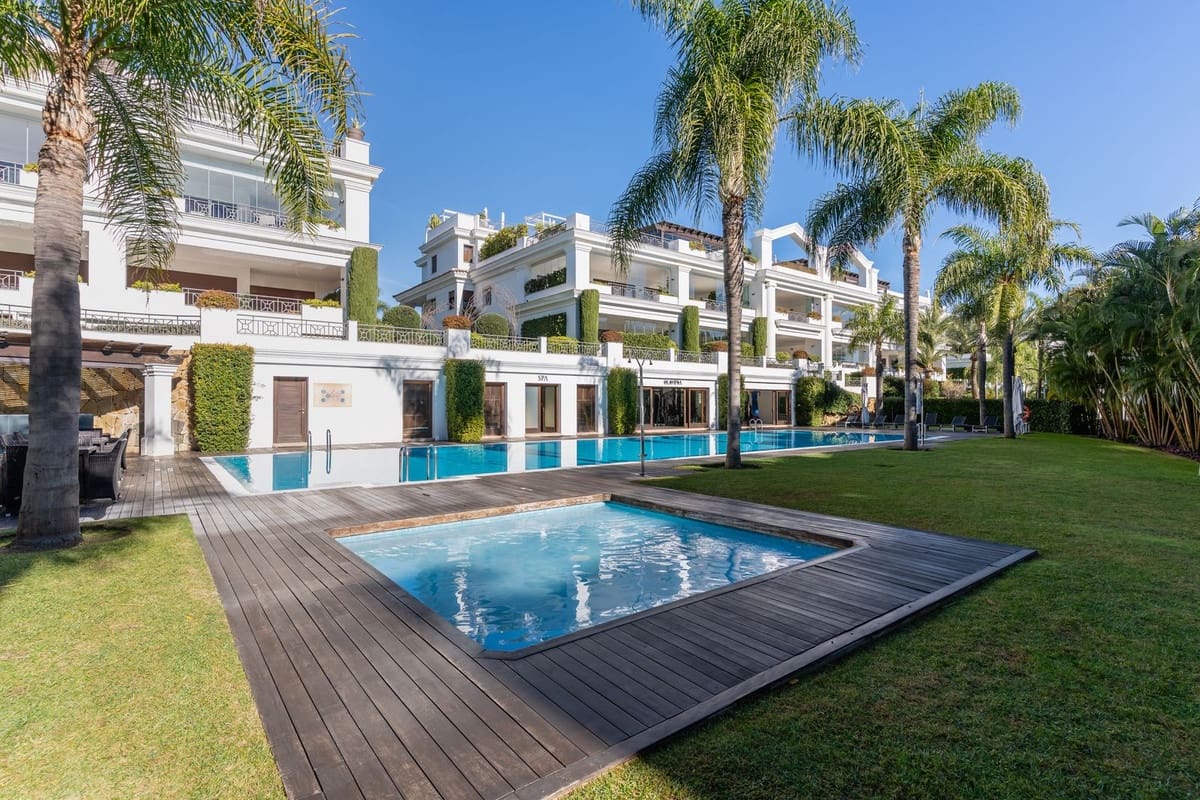 2 sovrum Lägenhet till salu i Estepona med garage - 1 300 000 € (Ref: 9524872)