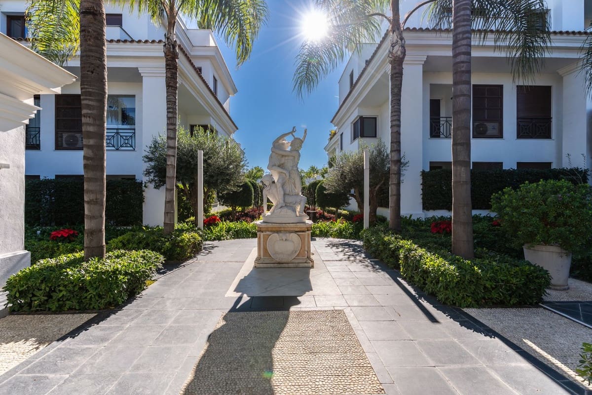 2 sovrum Lägenhet till salu i Estepona med garage - 1 300 000 € (Ref: 9524872)