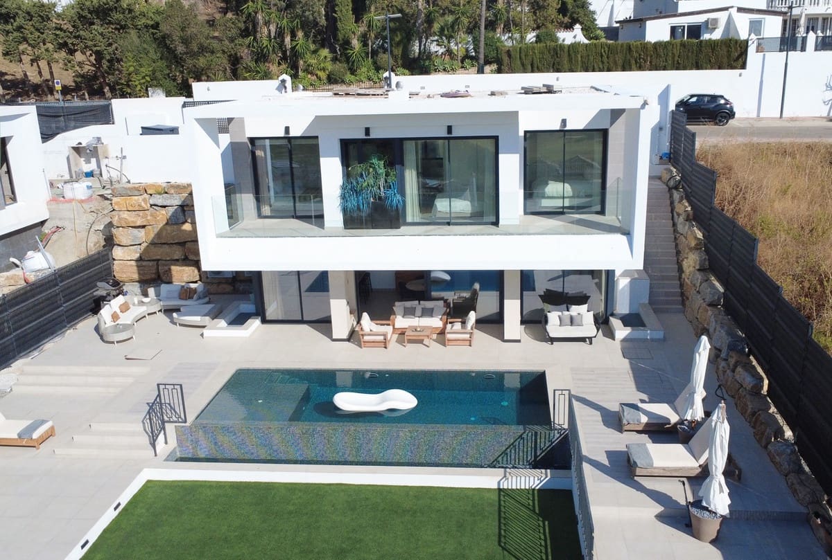 5 bedroom Villa for sale in Estepona - € 1,590,000 (Ref: 9524876)