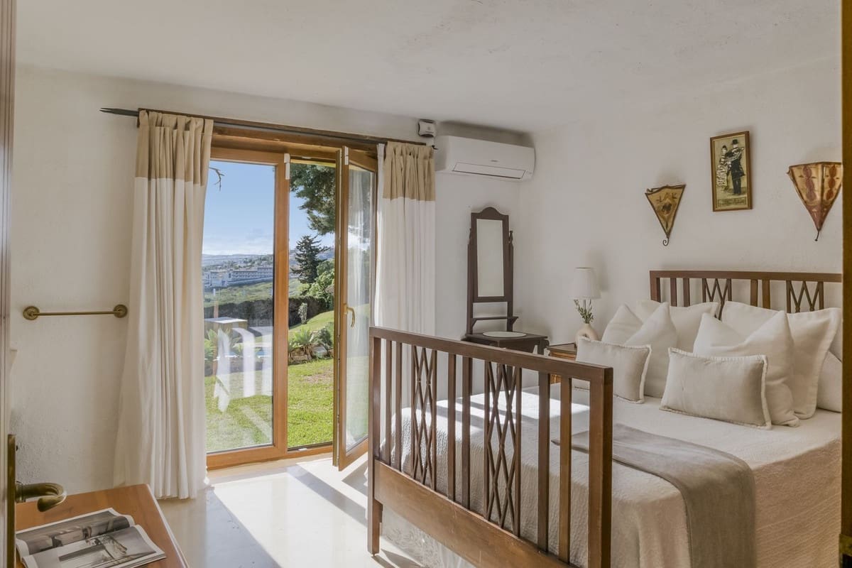 5 soveværelse Villa til salg i Estepona med garage - € 1.900.000 (Ref: 9524878)