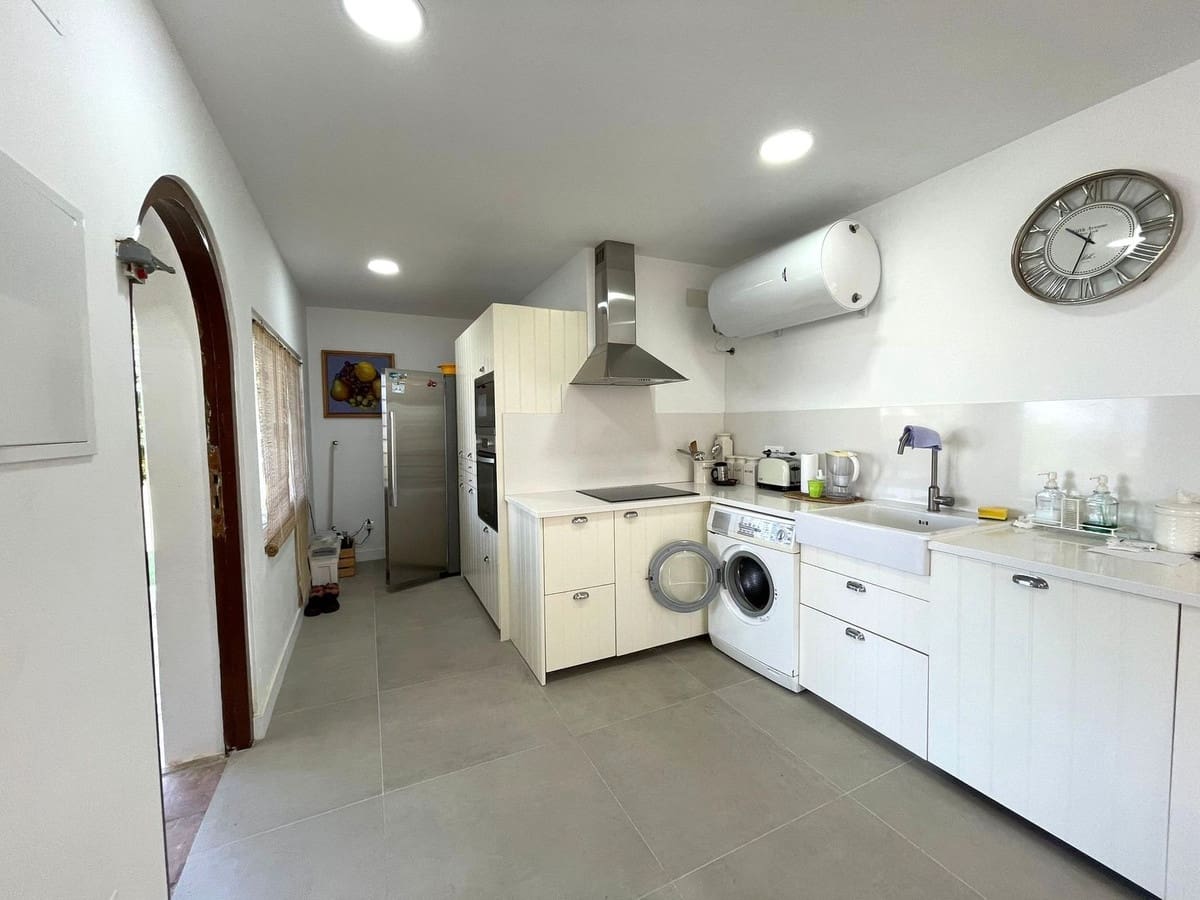 4 bedroom Villa for sale in Estepona with garage - € 1,856,000 (Ref: 9524879)