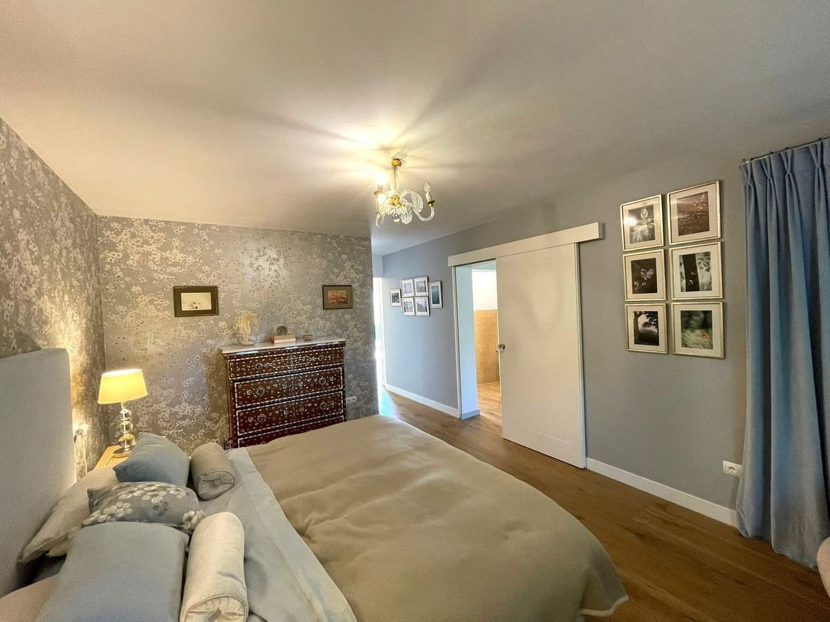 4 bedroom Villa for sale in Estepona with garage - € 1,856,000 (Ref: 9524879)