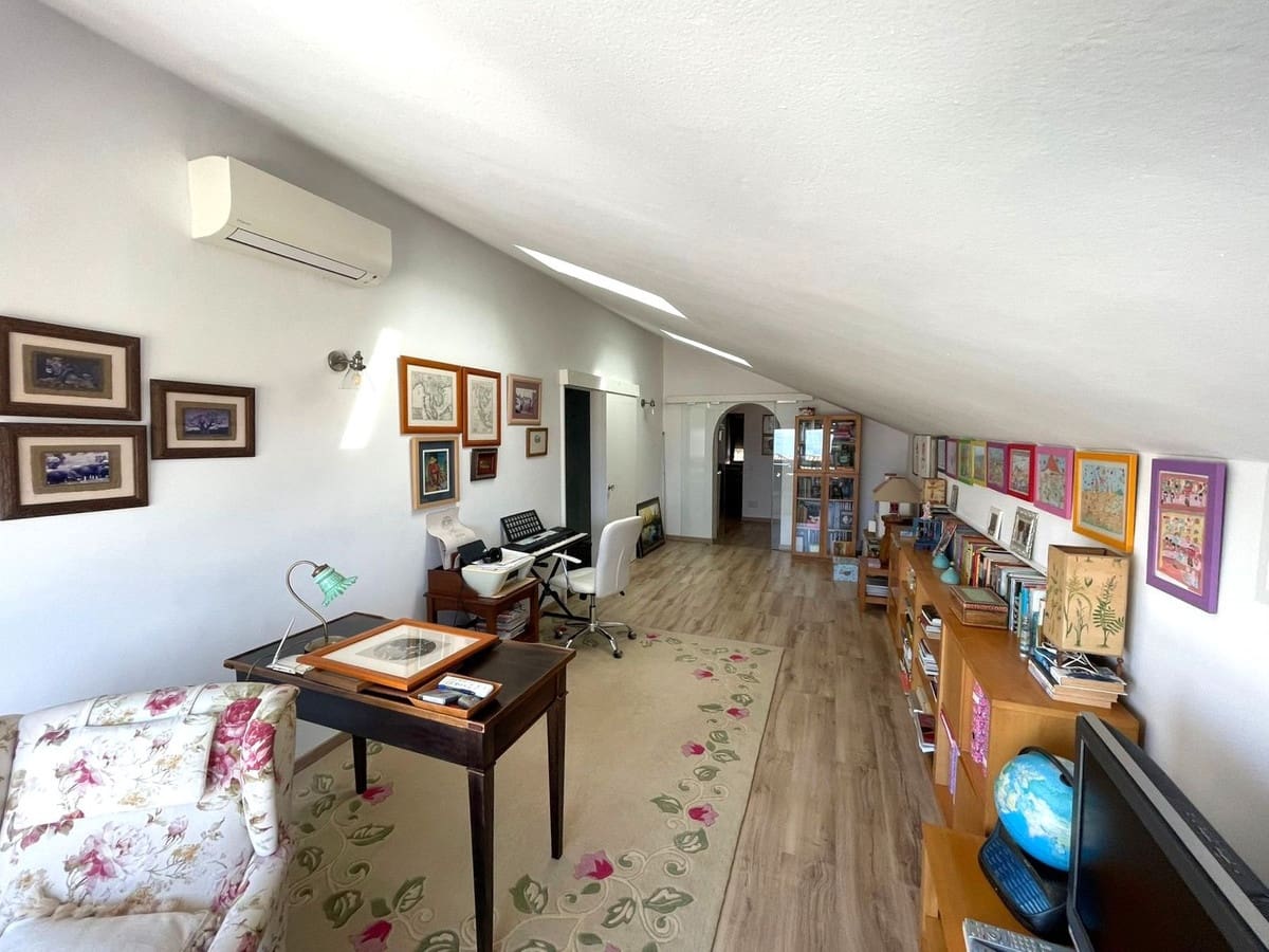 4 bedroom Villa for sale in Estepona with garage - € 1,856,000 (Ref: 9524879)