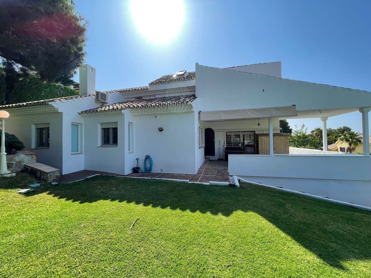 4 bedroom Villa for sale in Estepona with garage - € 1,856,000 (Ref: 9524879)