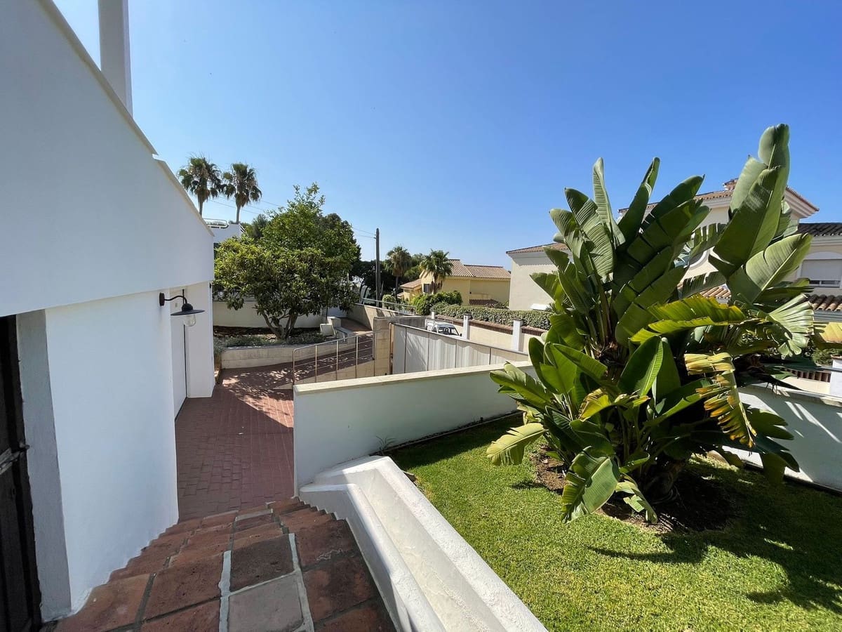 4 bedroom Villa for sale in Estepona with garage - € 1,856,000 (Ref: 9524879)