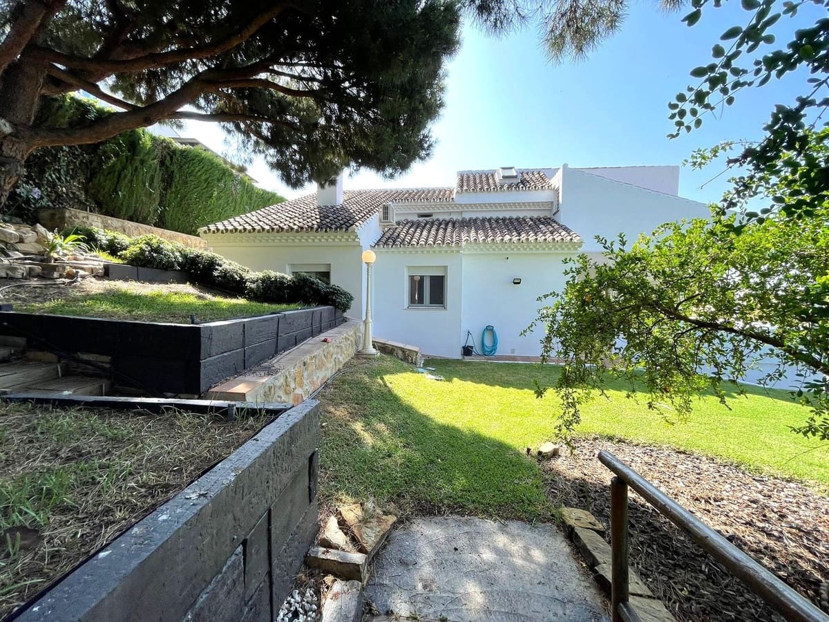4 bedroom Villa for sale in Estepona with garage - € 1,856,000 (Ref: 9524879)