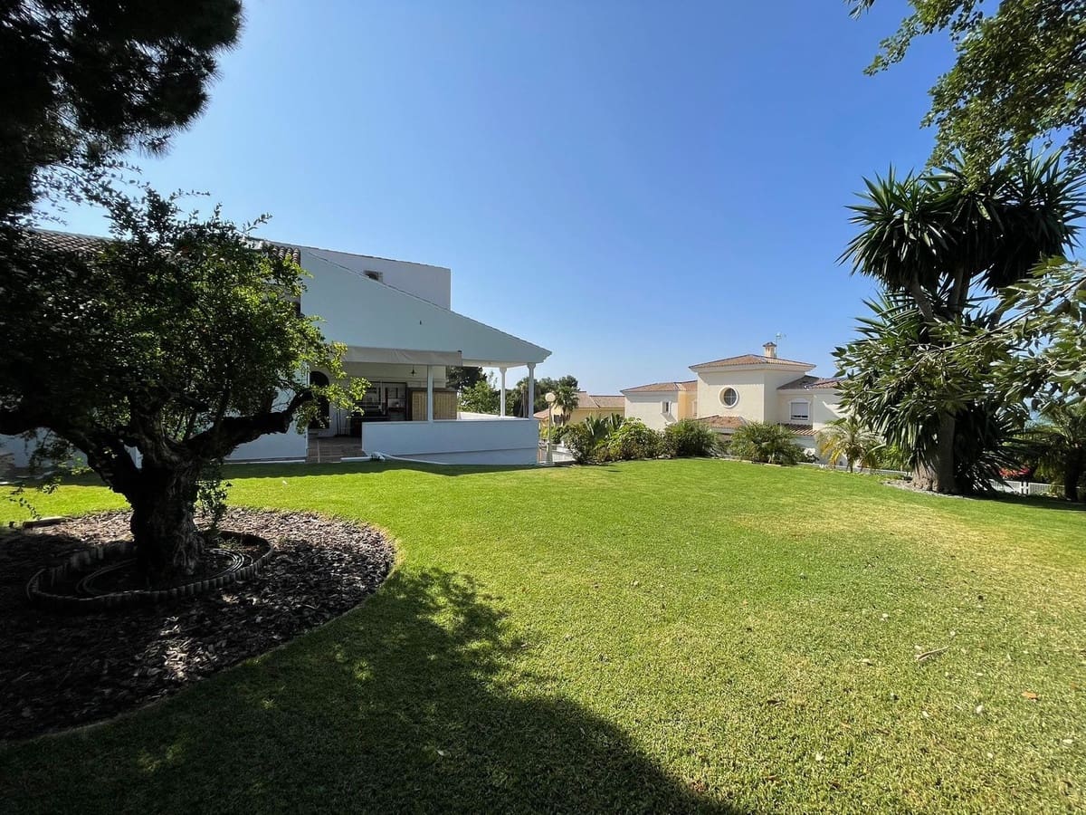 4 bedroom Villa for sale in Estepona with garage - € 1,856,000 (Ref: 9524879)