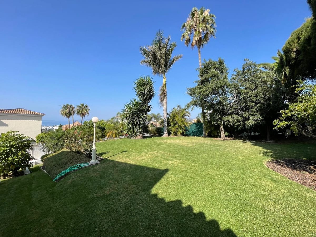 4 bedroom Villa for sale in Estepona with garage - € 1,856,000 (Ref: 9524879)