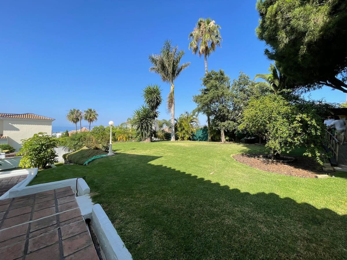 4 bedroom Villa for sale in Estepona with garage - € 1,856,000 (Ref: 9524879)