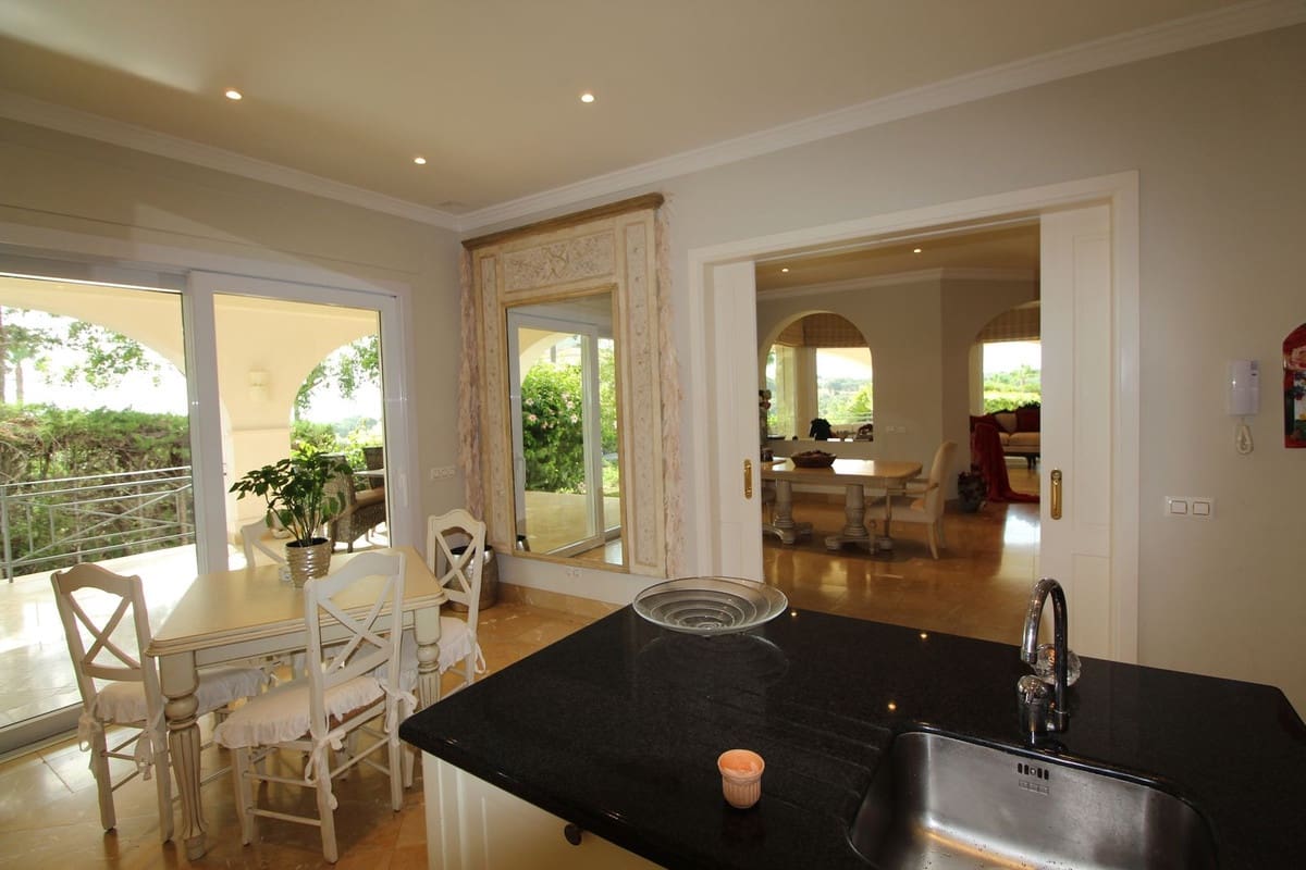 4 sovrum Villa till salu i Sotogrande med garage - 1 950 000 € (Ref: 9524885)