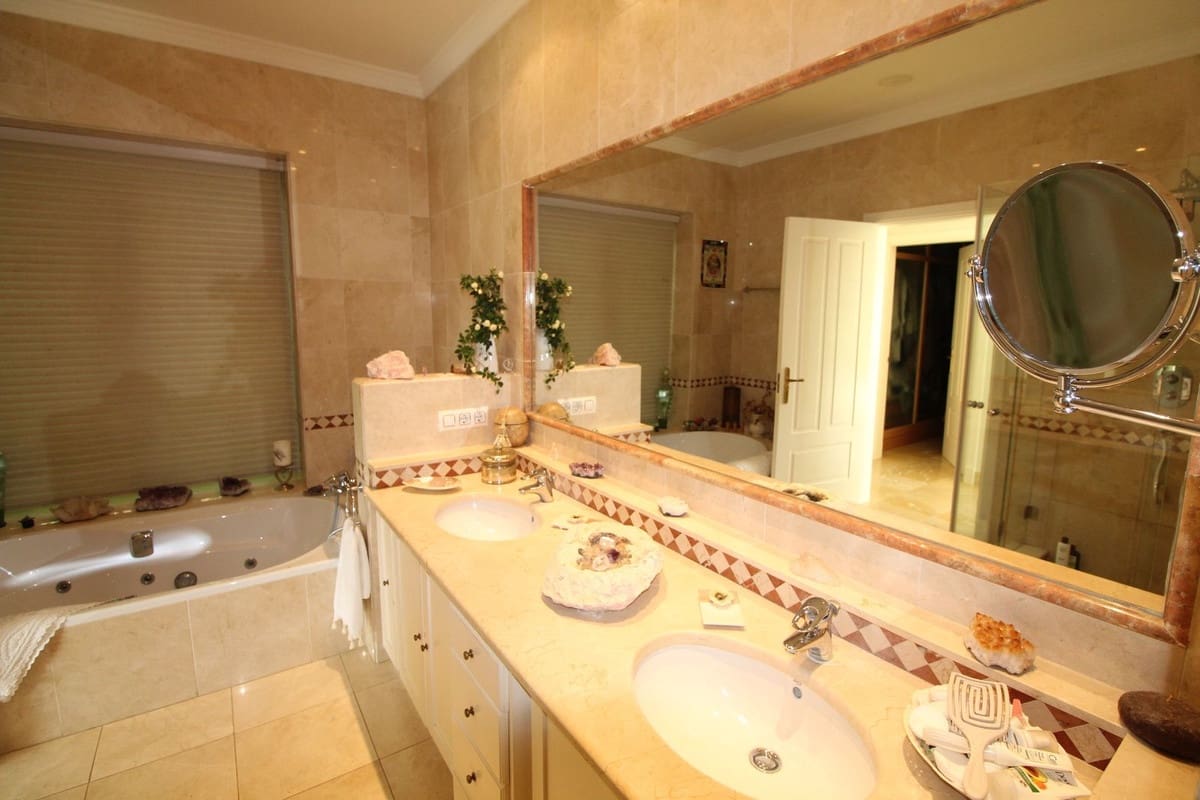 4 sovrum Villa till salu i Sotogrande med garage - 1 950 000 € (Ref: 9524885)