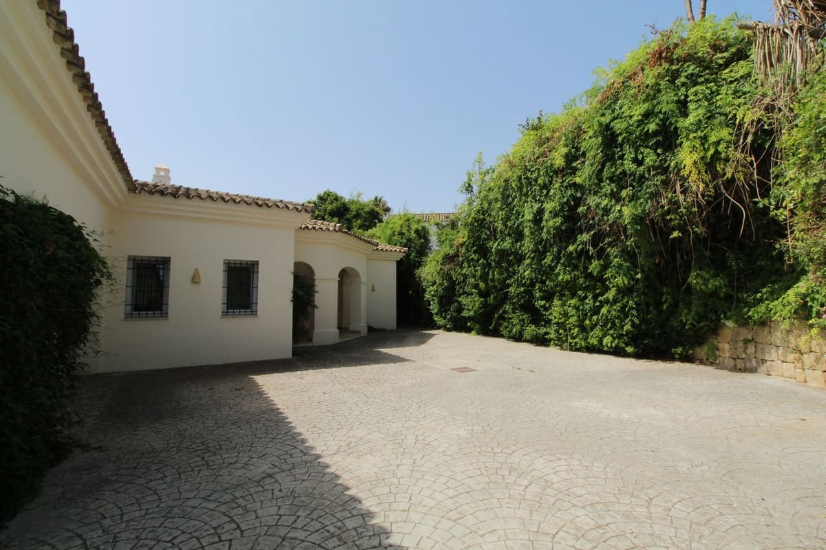 4 sovrum Villa till salu i Sotogrande med garage - 1 950 000 € (Ref: 9524885)