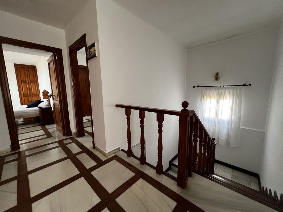 5 soverom Villa til salgs i Estepona med garasje - € 1 925 000 (Ref: 9524886)